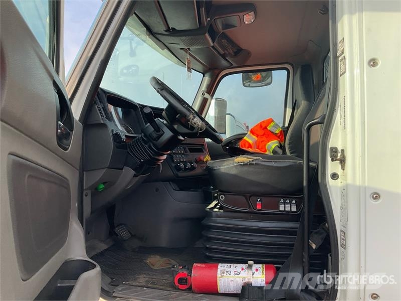 International LT625 6x4 T/A Day Cab Truck Tractor Тягачі