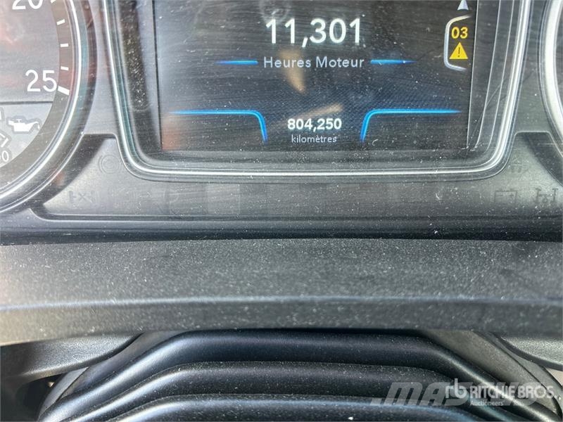 International LT625 6x4 T/A Day Cab Truck Tractor Седельные тягачи