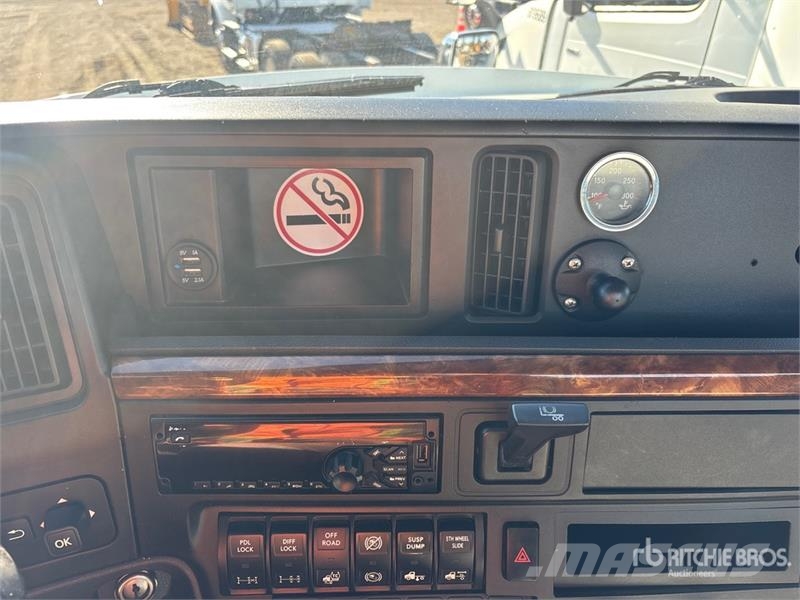 International LT625 6x4 T/A Day Cab Truck Tractor Седельные тягачи