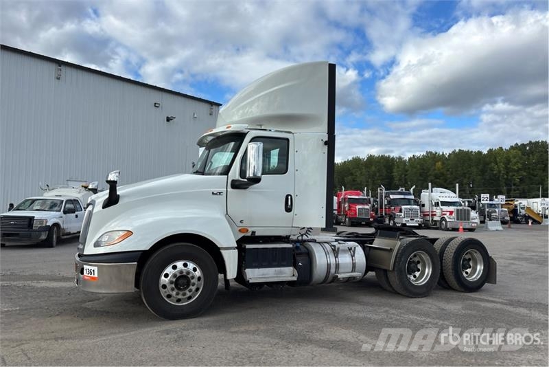 International LT625 6x4 T/A Day Cab Truck Tractor Vetopöytäautot