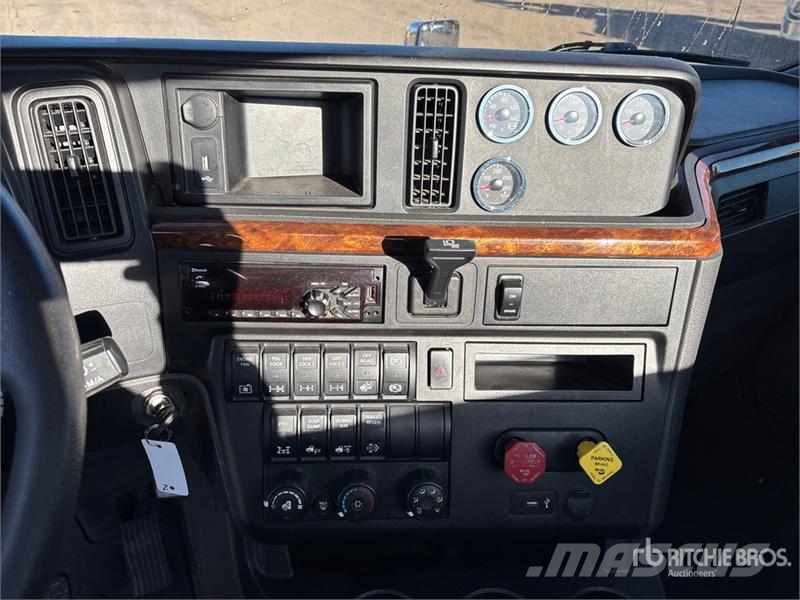 International LT625 6x4 T/A Day Cab Truck Tractor Vetopöytäautot