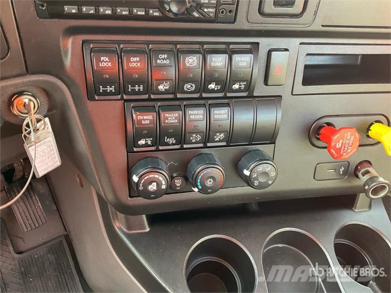 International LT625 6x4 T/A Day Cab Truck Tractor Тягачі