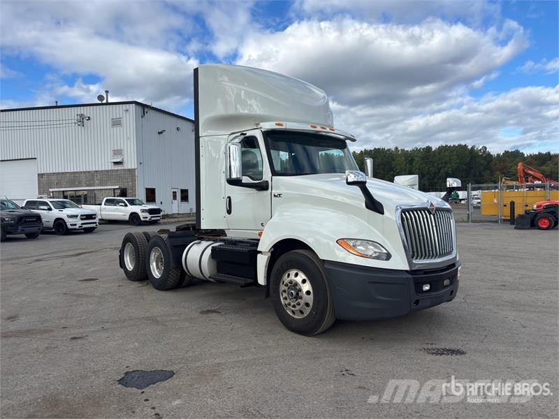 International LT625 6x4 T/A Day Cab Truck Tractor Vetopöytäautot