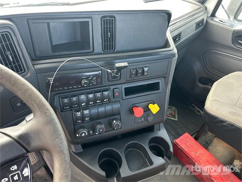 International LT625 6x4 T/A Day Cab Truck Tractor Vilcēji
