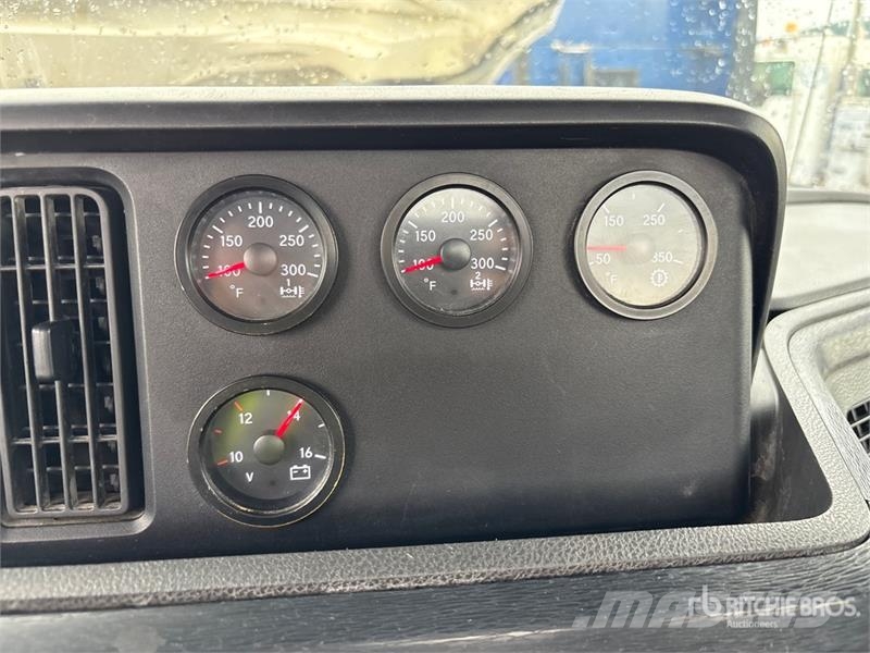 International LT625 6x4 T/A Day Cab Truck Tractor Vlačilci