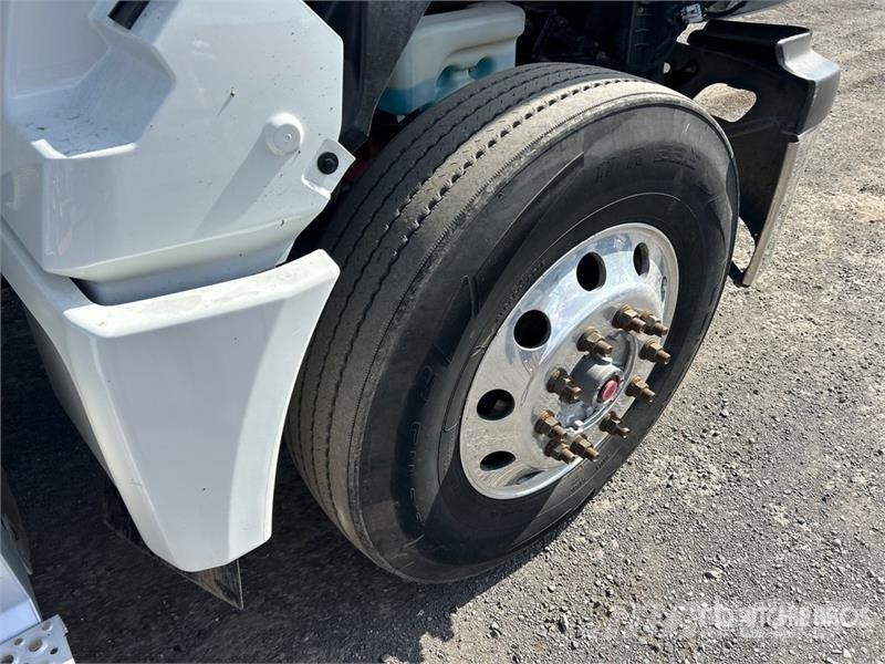 International LT625 6x4 T/A Day Cab Truck Tractor Vilcēji