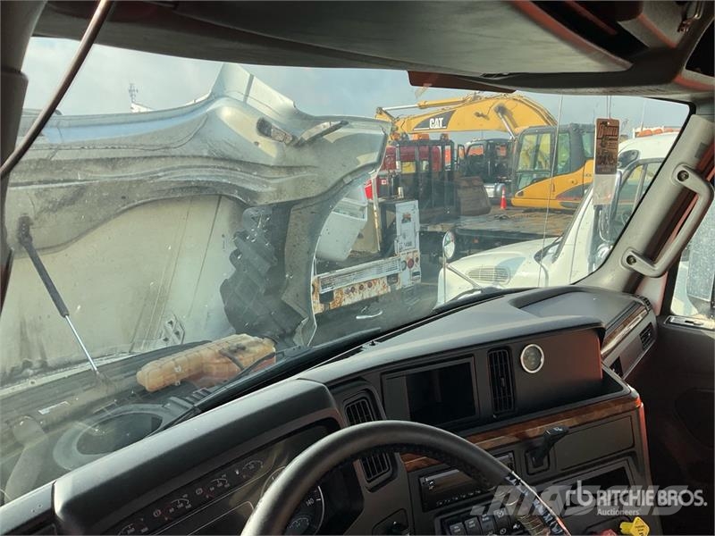 International LT625 6x4 T/A Day Cab Truck Tractor Тягачі
