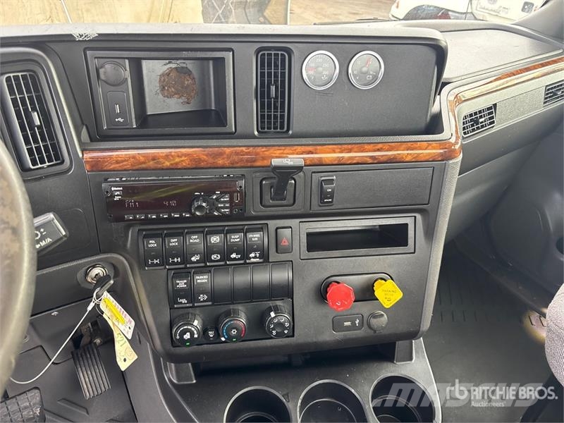 International LT625 6x4 T/A Day Cab Truck Tractor Vetopöytäautot