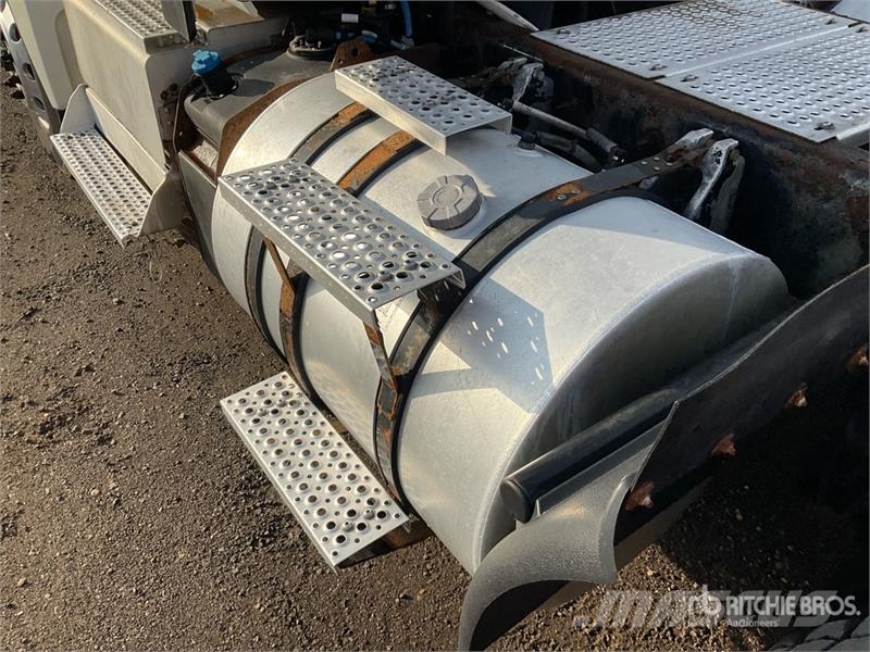 International LT625 6x4 T/A Day Cab Truck Tractor Тягачі