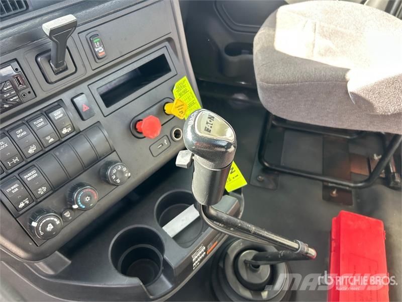 International LT625 6x4 T/A Day Cab Truck Tractor Седельные тягачи