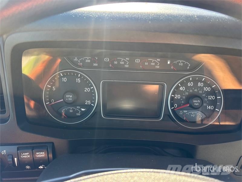 International LT625 6x4 T/A Day Cab Truck Tractor Седельные тягачи