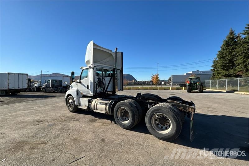 International LT625 6x4 T/A Day Cab Truck Tractor Vetopöytäautot