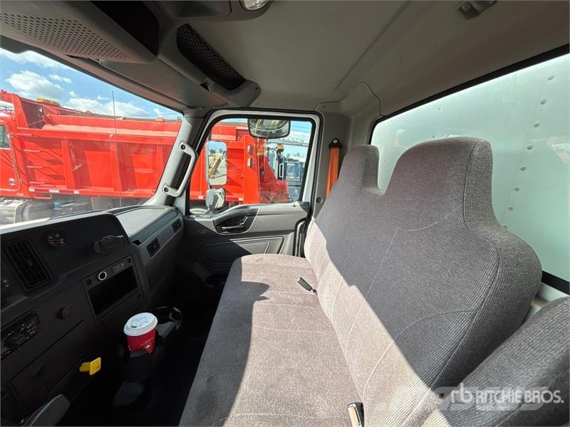 International MV607 4x2 Van Truck Skåpbilar