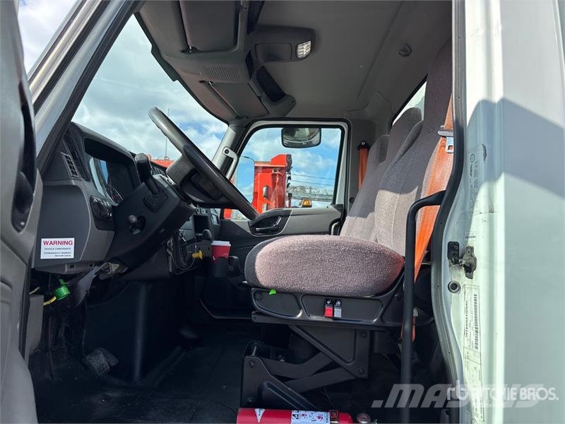 International MV607 4x2 Van Truck Skåpbilar