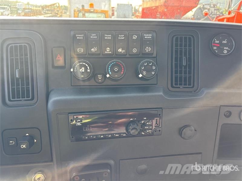 International MV607 4x2 Van Truck Skåpbilar