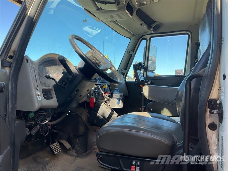 International on International 4400SBA 4x2 Bucket Truck Truck & Van mounted aerial platforms