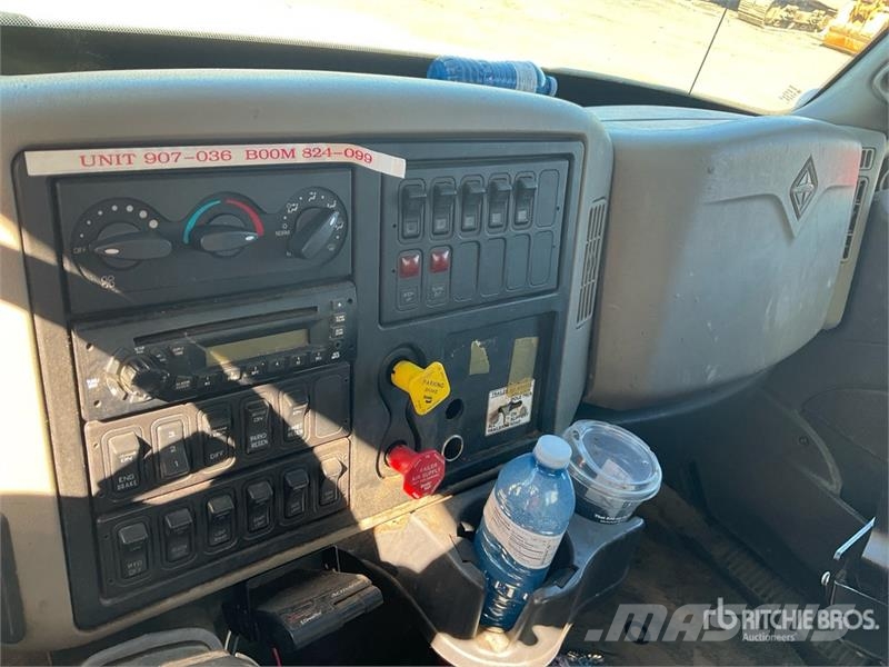 International on International 4400SBA 4x2 Bucket Truck Truck & Van mounted aerial platforms