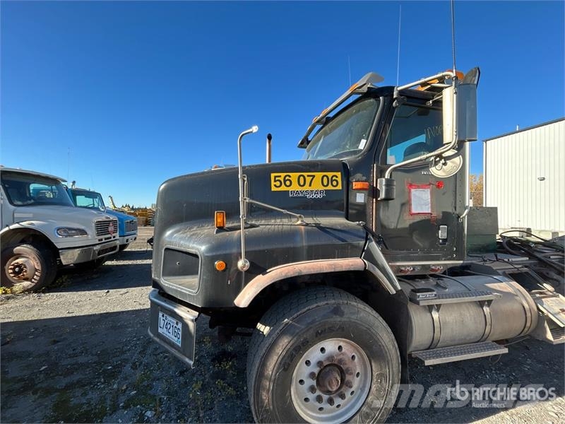 International Paystar 5600i 6x4 Cab and Chassis (Inoperable) Cabines