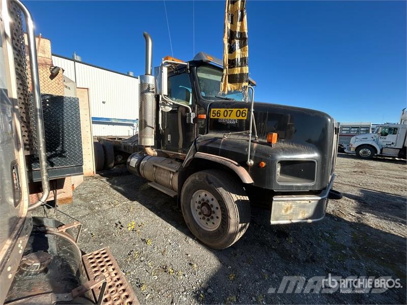 International Paystar 5600i 6x4 Cab and Chassis (Inoperable) Cabines