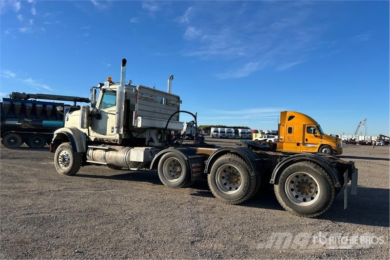 International PayStar 5900i 8x4 Tri/A Day Cab Truck Tractor Τράκτορες