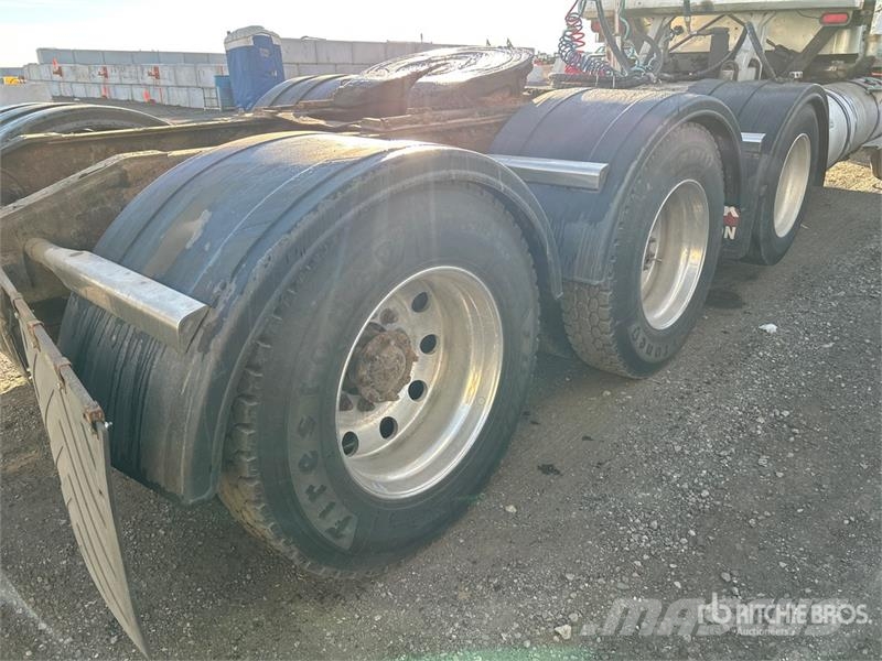 International PayStar 5900i 8x4 Tri/A Day Cab Truck Tractor Τράκτορες