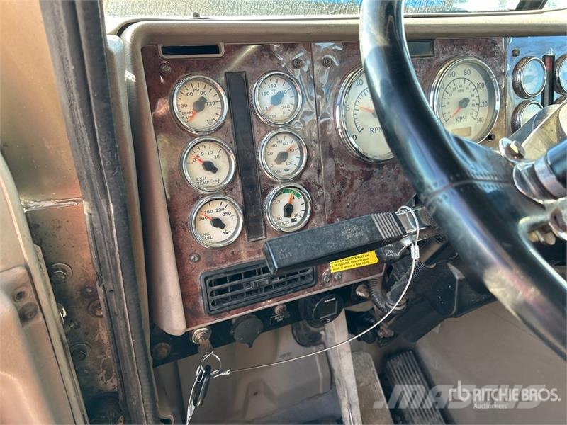 International PayStar 5900i 8x4 Tri/A Day Cab Truck Tractor Τράκτορες