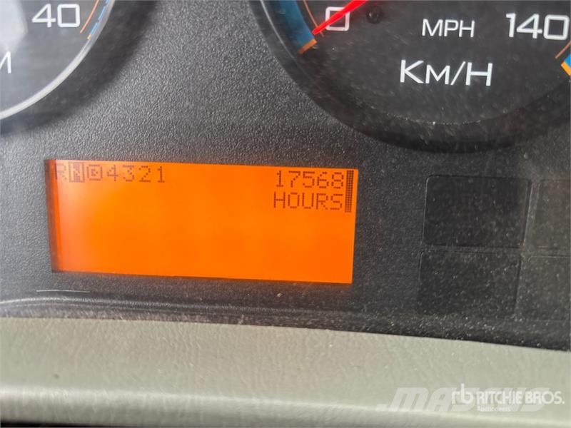 International Posi-Plus 400-46-R 46 ft on International 7400 SB Pacēlāji uz automašīnas bāzes