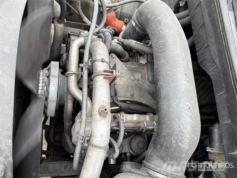 International Posi-Plus 400-46-R 46 ft on International 7400 SB Pacēlāji uz automašīnas bāzes