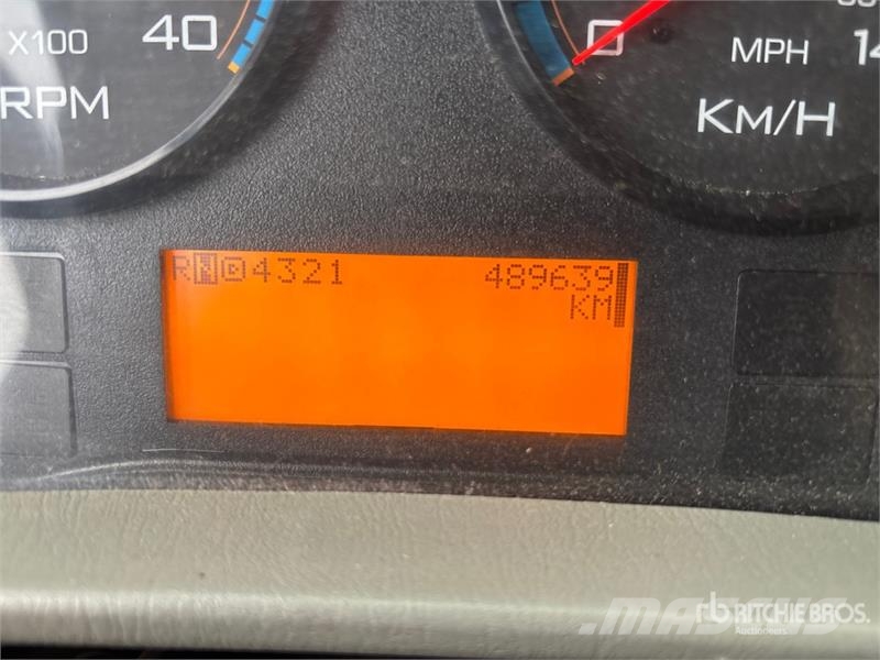 International Posi-Plus 400-46-R 46 ft on International 7400 SB Pacēlāji uz automašīnas bāzes