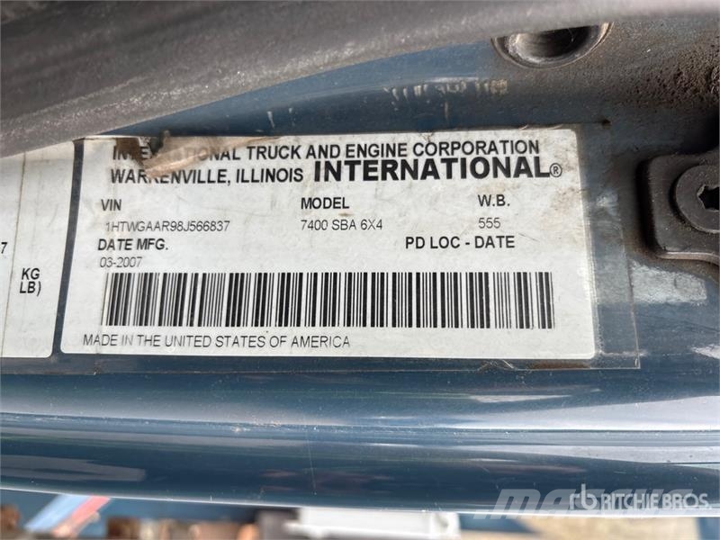 International Posi-Plus 400-46-R 46 ft on International 7400 SB Pacēlāji uz automašīnas bāzes