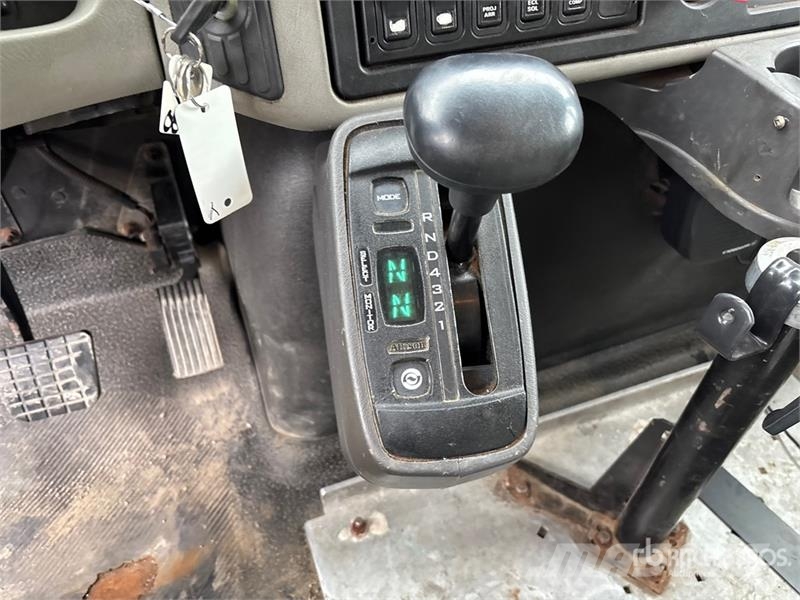 International Posi-Plus 400-46-R 46 ft on International 7400 SB Pacēlāji uz automašīnas bāzes