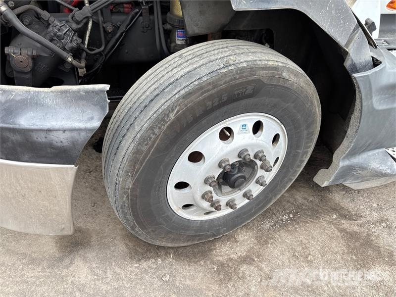 International ProStar+ 122 6x4 T/A Sleeper Truck Tractor Cabezas tractoras
