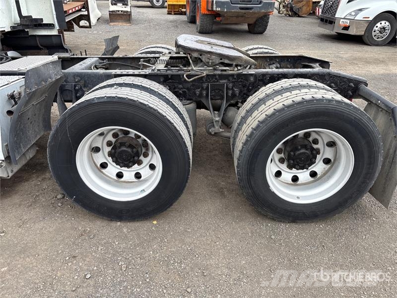 International ProStar+ 122 6x4 T/A Sleeper Truck Tractor Cabezas tractoras