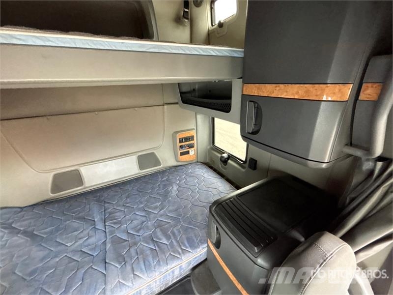 International ProStar+ 122 6x4 T/A Sleeper Truck Tractor Cabezas tractoras