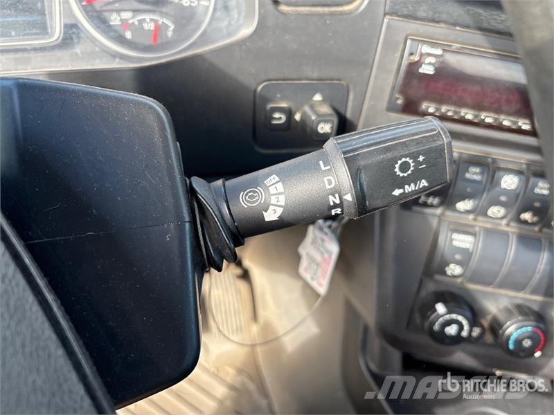 International RH613 4x2 S/A Day Cab Truck Tractor Tractor Units