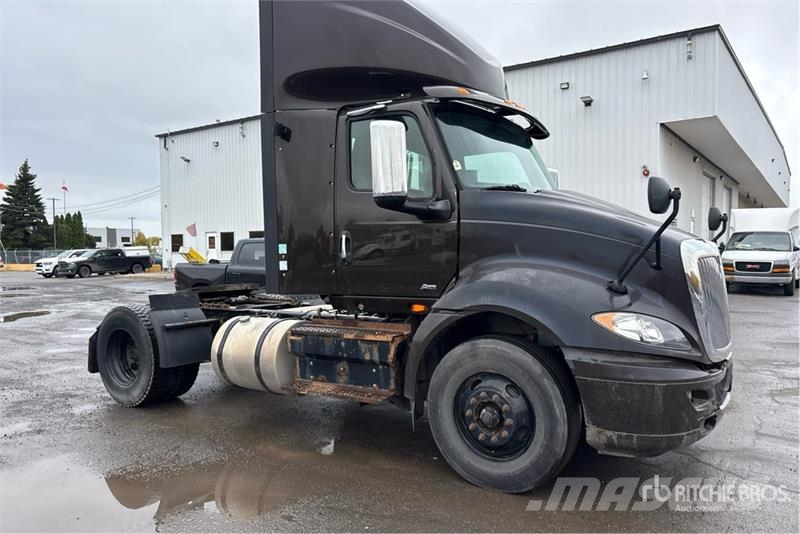 International RH613 4x2 S/A Day Cab Truck Tractor Trekkers