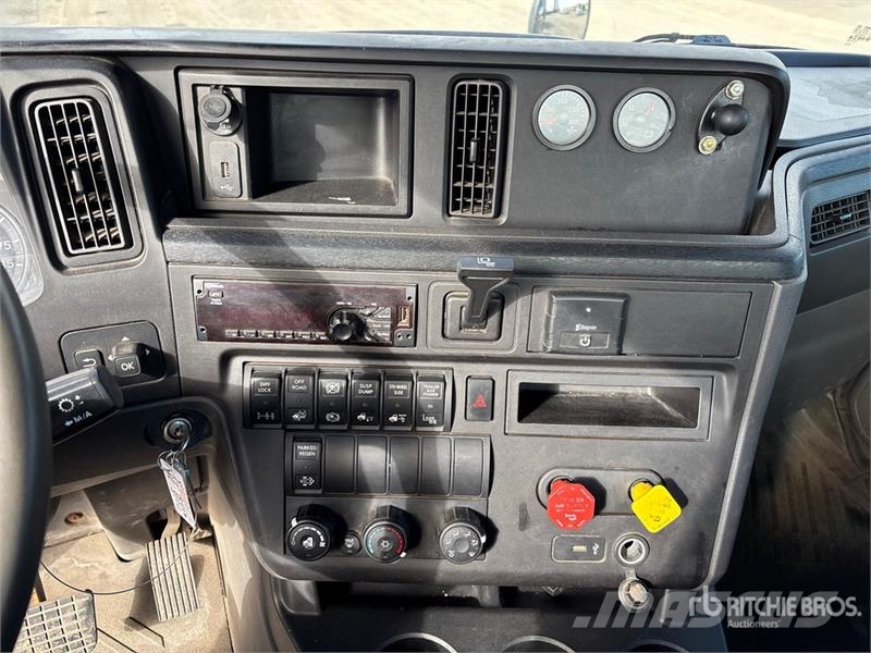 International RH613 4x2 S/A Day Cab Truck Tractor Tractor Units