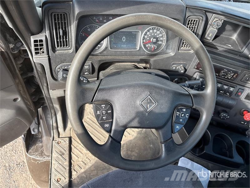 International RH613 4x2 S/A Day Cab Truck Tractor Tractor Units
