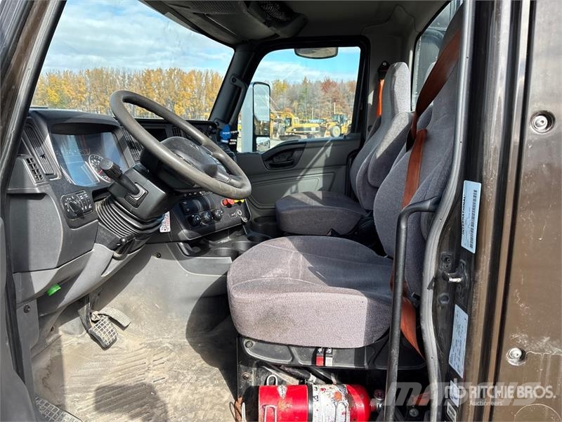 International RH613 4x2 S/A Day Cab Truck Tractor Tractor Units