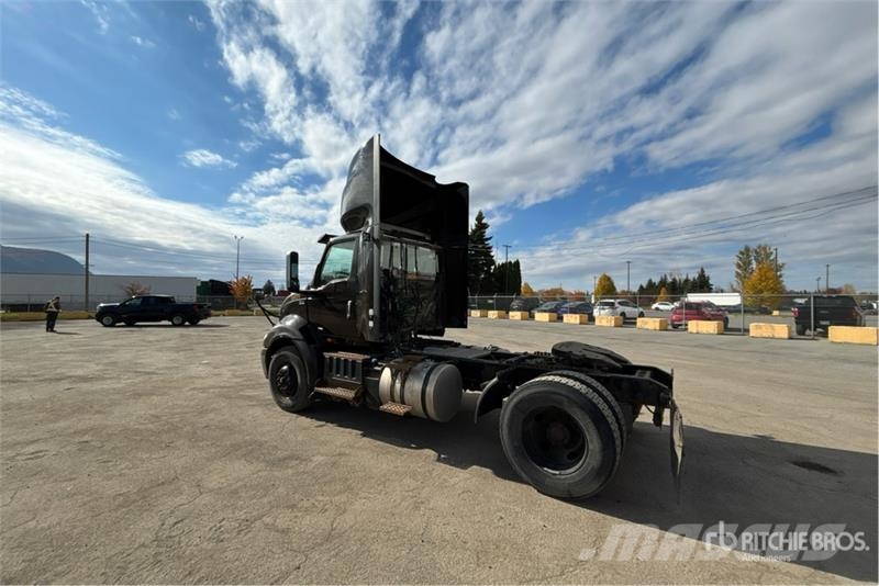 International RH613 4x2 S/A Day Cab Truck Tractor Tractor Units