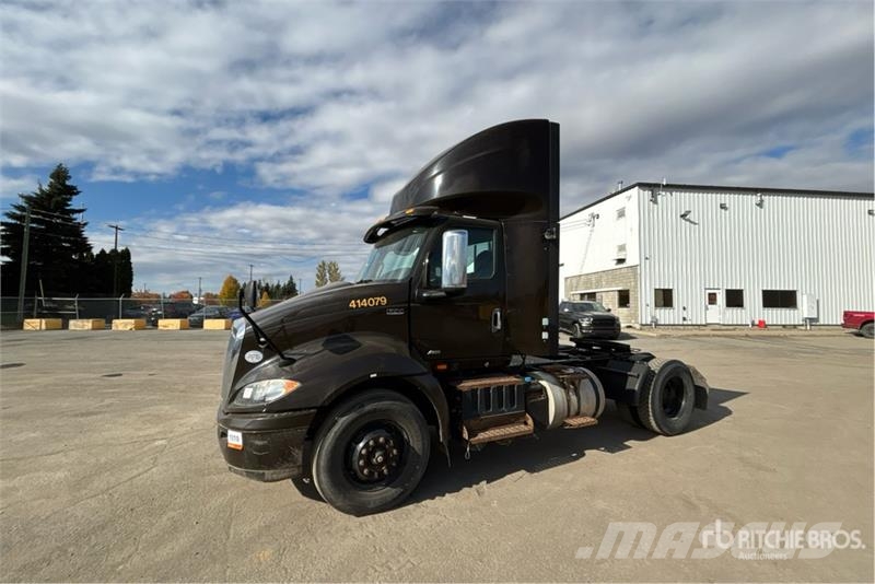 International RH613 4x2 S/A Day Cab Truck Tractor Tractor Units