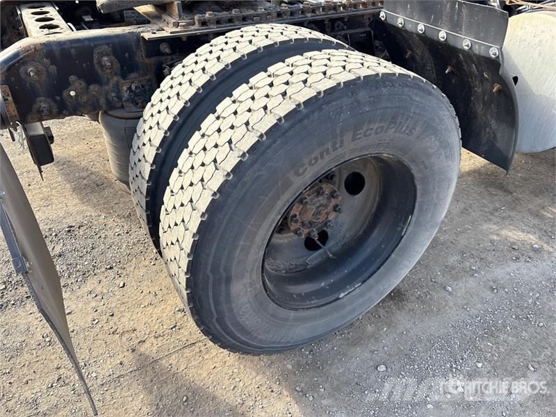 International RH613 4x2 S/A Day Cab Truck Tractor Tractor Units
