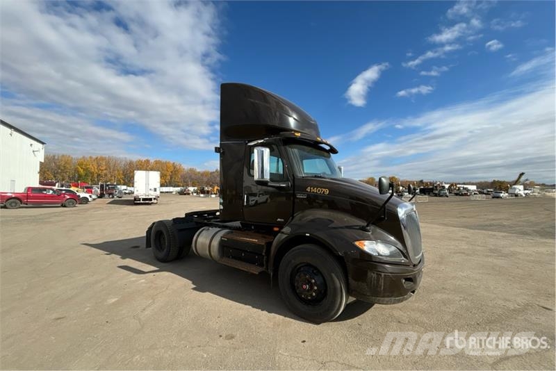 International RH613 4x2 S/A Day Cab Truck Tractor Tractor Units