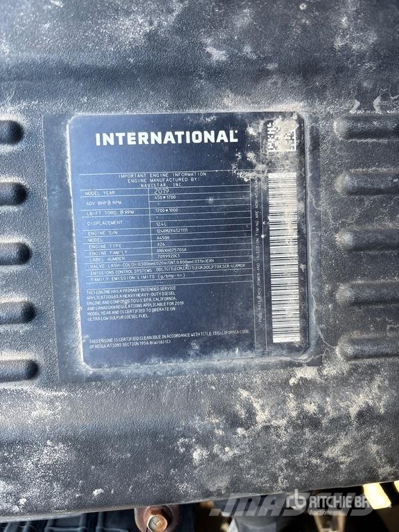 International RH613 4x2 S/A Day Cab Truck Tractor Tractor Units