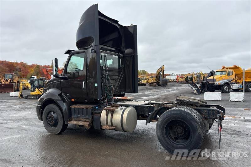 International RH613 4x2 S/A Day Cab Truck Tractor Trekkers