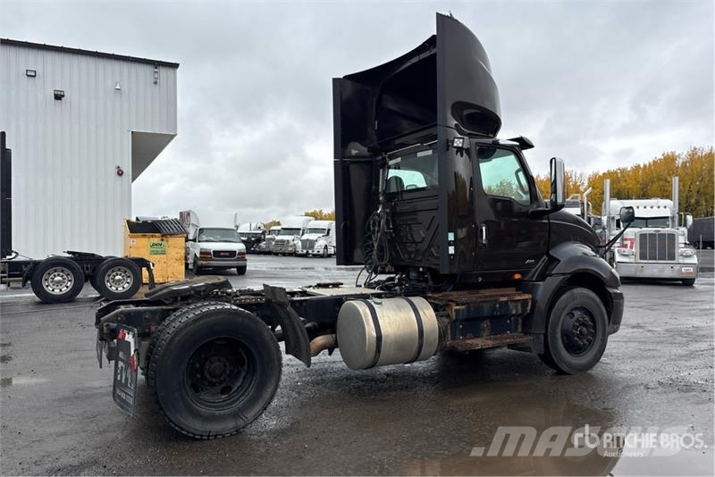 International RH613 4x2 S/A Day Cab Truck Tractor Trekkers