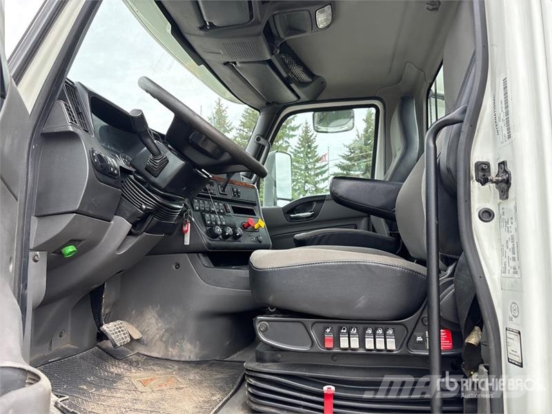 International RH613 6x4 T/A Day Cab Truck Tractor 中古トラクターヘッド | トレーラーヘッド