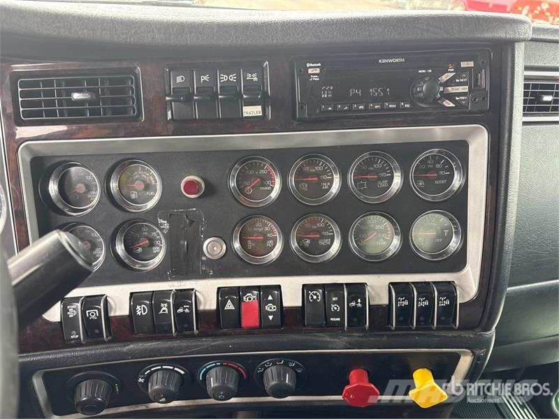 International RH613 6x4 T/A Day Cab Truck Tractor Vlačilci