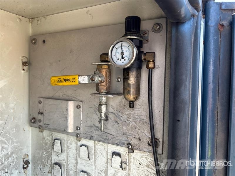 International Robert Hydraulique RH44T 38 ft on  International 7 المنصات الهوائية المثبتة على شاحنة
