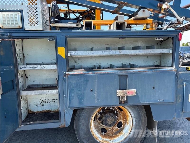 International Robert Hydraulique RH44T 38 ft on  International 7 المنصات الهوائية المثبتة على شاحنة